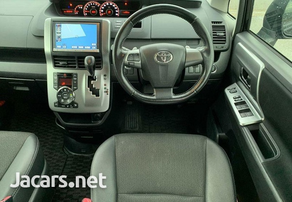 Toyota Voxy 2,0L 2013-7