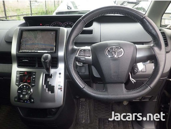 Toyota Voxy 2,0L 2013-4
