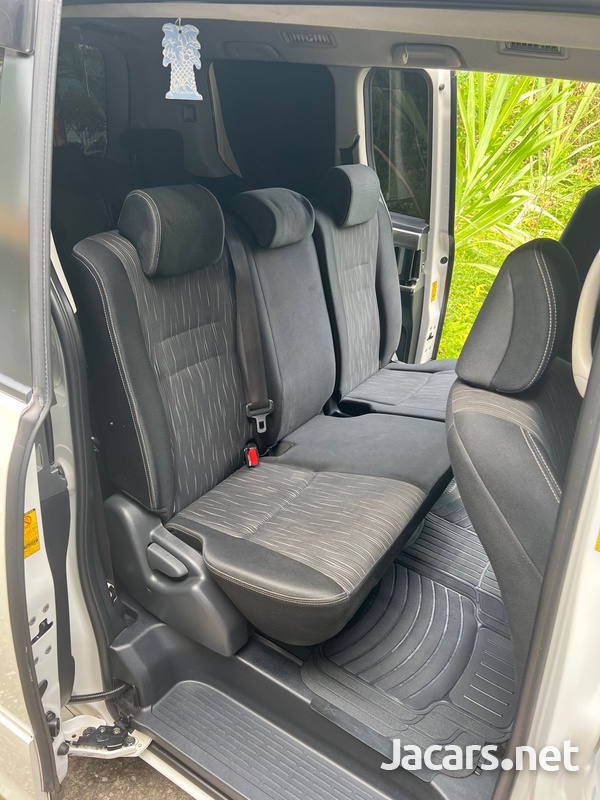 Toyota Voxy 2,0L 2011-5