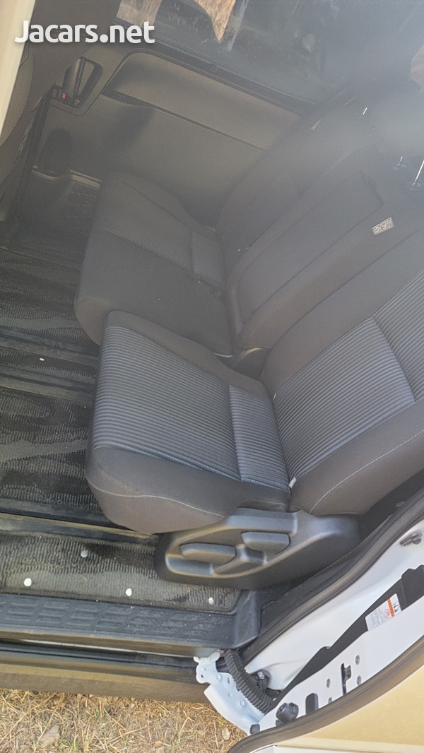 Toyota Voxy 2,0L 2014-5