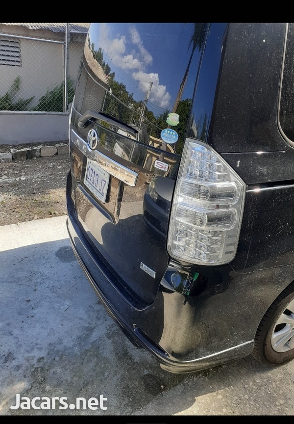 Toyota Noah 2,0L 2012-11