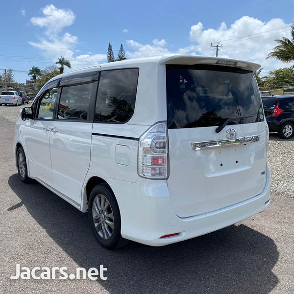 Toyota Voxy 2,0L 2013-3