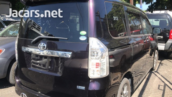 Toyota Voxy 2,0L 2013-2