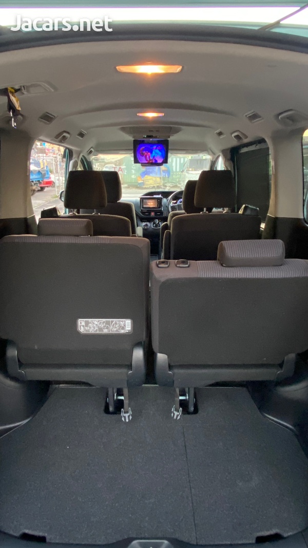 Toyota Voxy 2,0L 2016-8