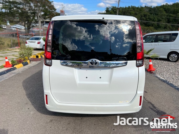 Toyota Noah 2,0L 2017-6
