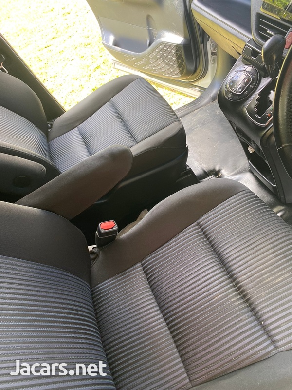 Toyota Voxy 2,5L 2014-7