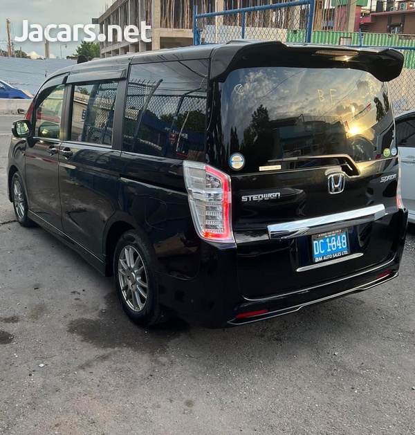 Honda Stepwgn Spada 2,0L 2013-4