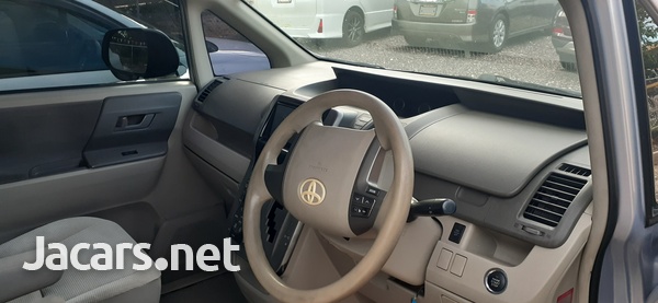 Toyota Noah 2,0L 2011-7