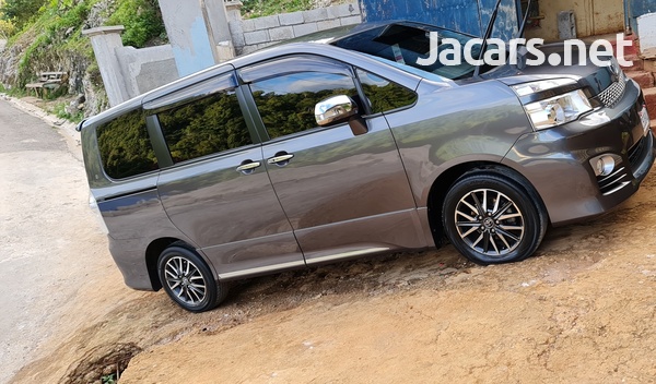 Toyota Voxy 2,0L 2012-9