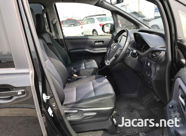 Toyota Voxy 1,8L 2014-3