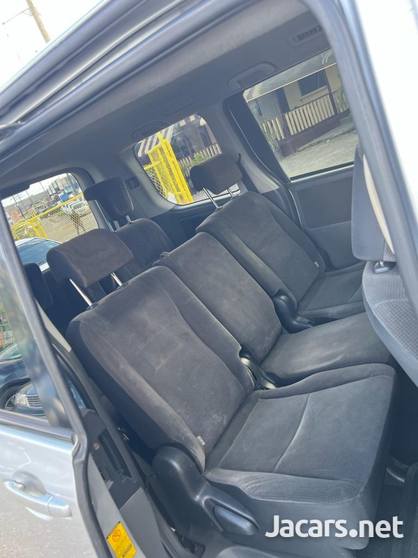 Toyota Voxy 2,0L 2010-8