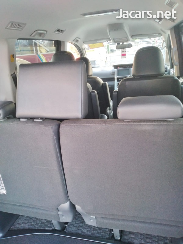 Toyota Voxy 2,0L 2013-6