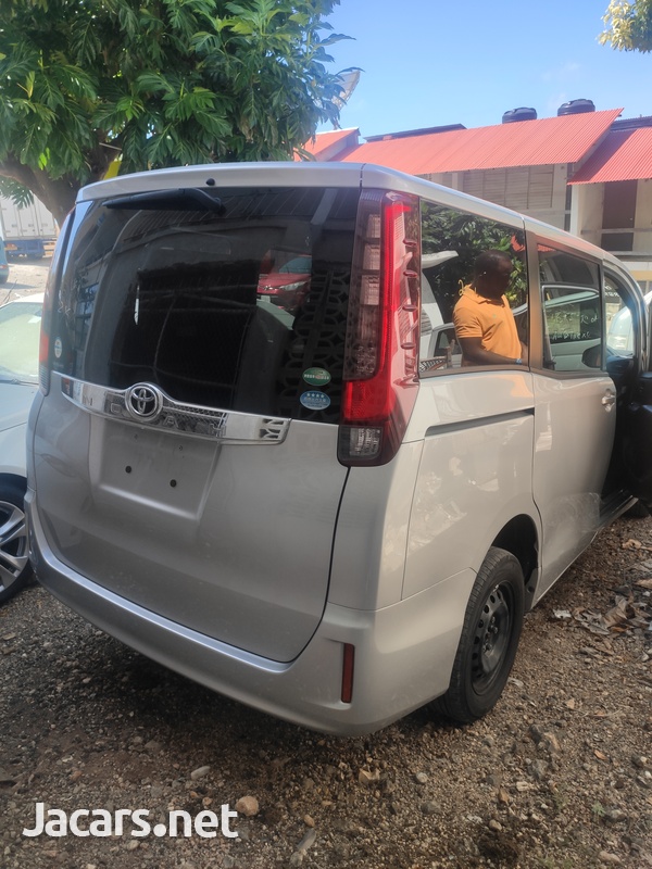 Toyota Noah 2,0L 2016-7