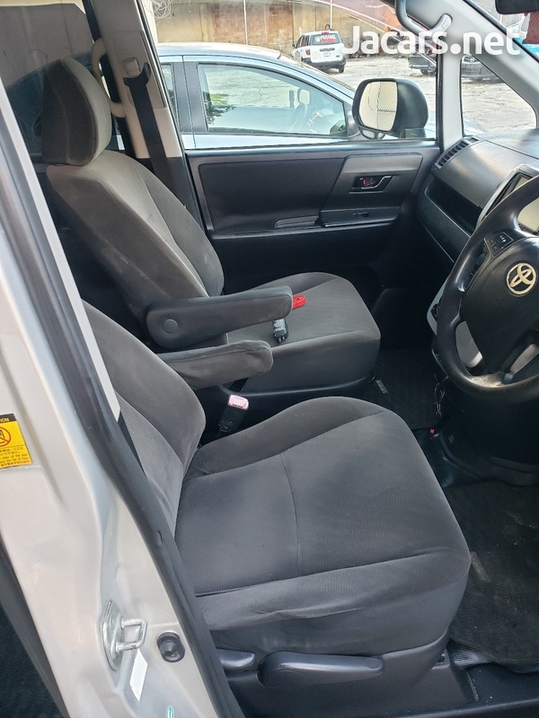Toyota Voxy 2,0L 2011-7