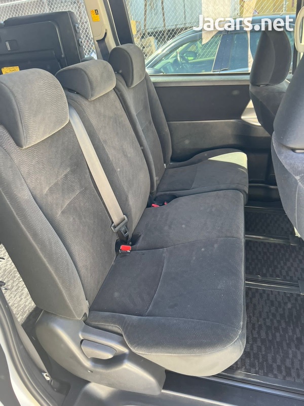 Toyota Noah 2,0L 2013-7