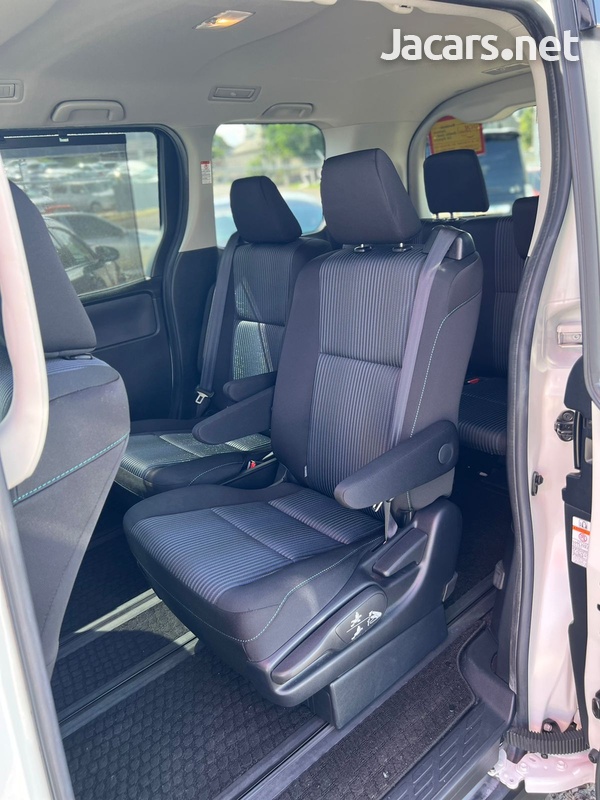 Toyota Voxy 2,0L 2014-11