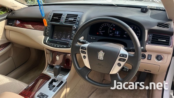 Toyota Crown 2,5L 2013-7