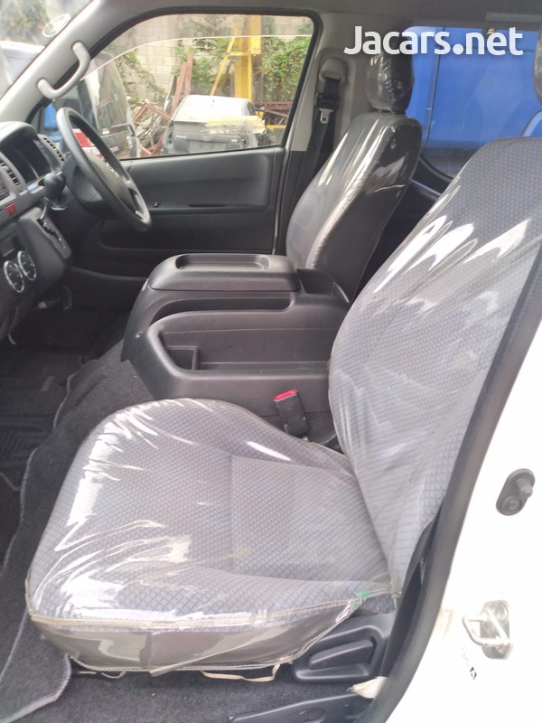 Toyota Hiace 3,0L 2013-8