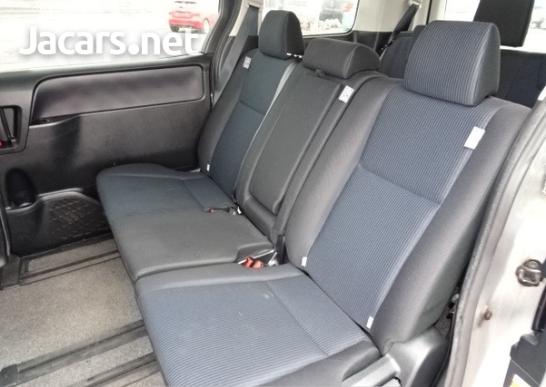 Toyota Voxy 2,0L 2017-7
