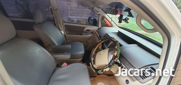 Toyota Noah 2,5L 2010-8