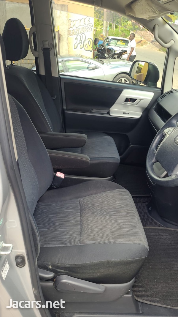 Toyota Noah 2,0L 2013-6