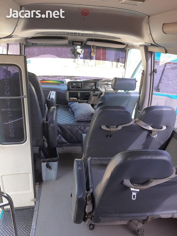 Toyota Coaster 4,0L 2012-6