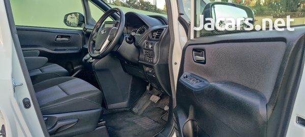Toyota Voxy 2,0L 2017-10