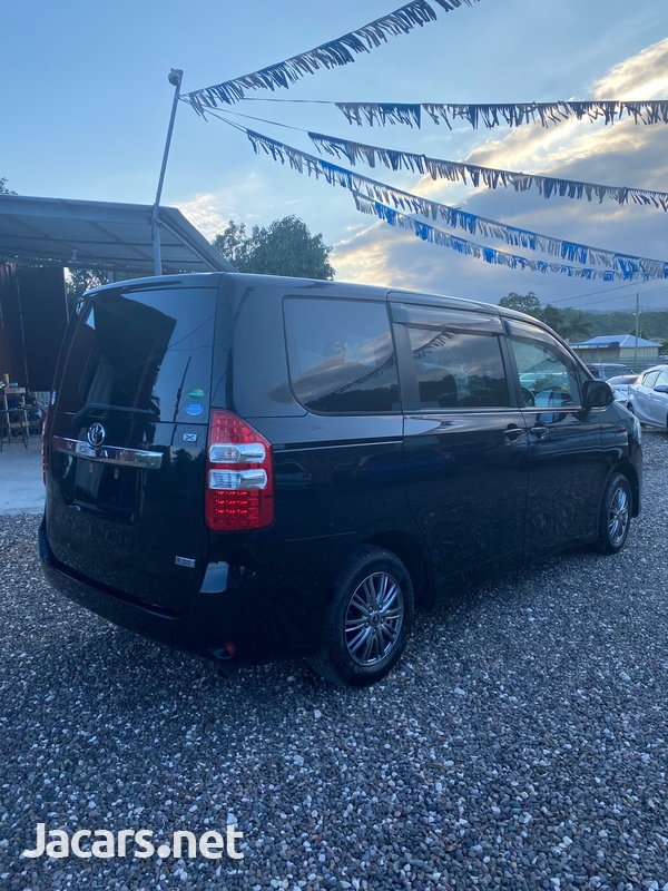Toyota Noah 2,0L 2013-7