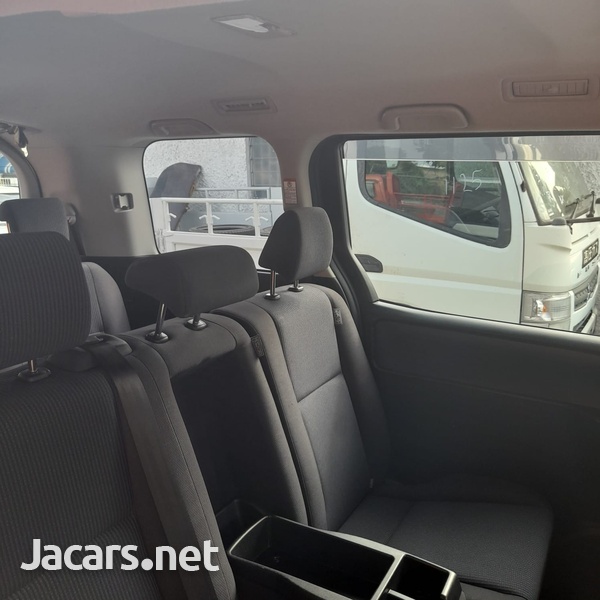 Toyota Noah 2,0L 2016-7