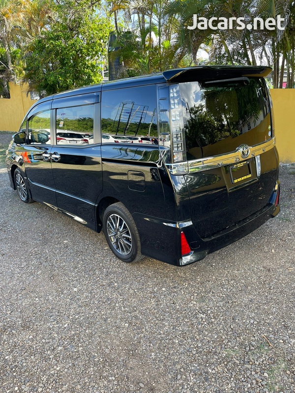 Toyota Voxy 2,0L 2016-7