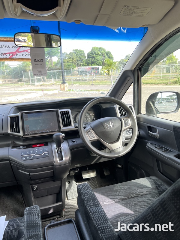 Honda Stepwgn 2,0L 2013-9