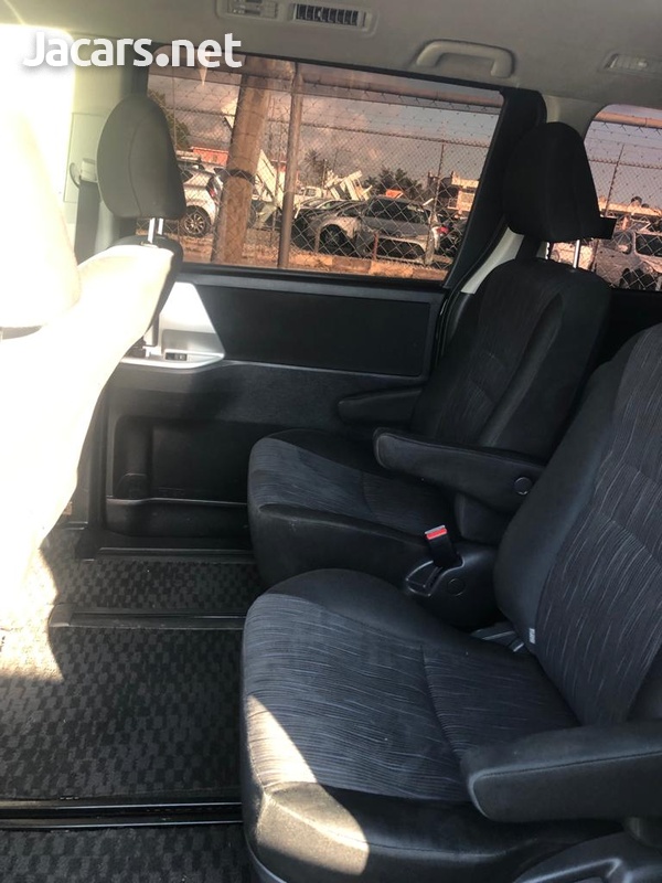 Toyota Voxy 2,0L 2011-4