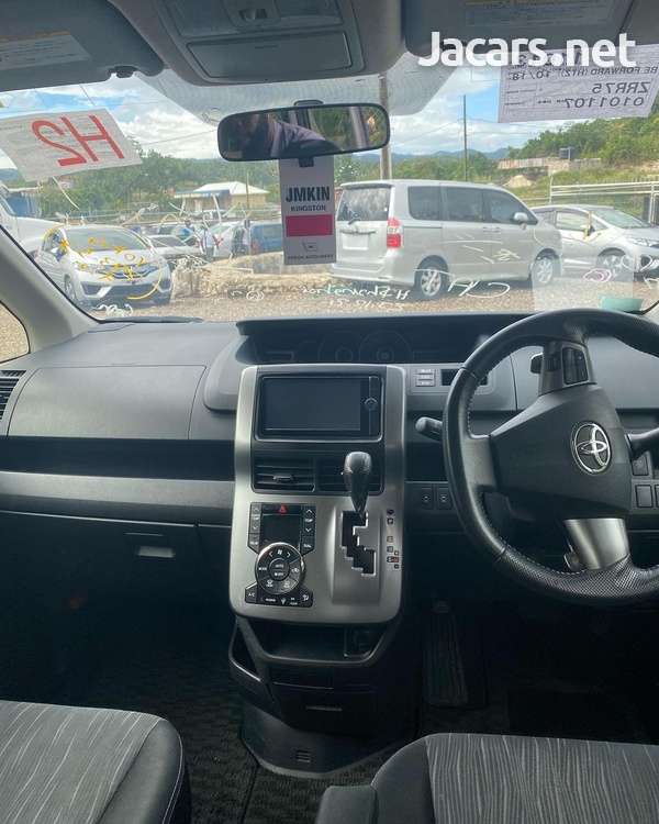 Toyota Voxy 2,0L 2012-6