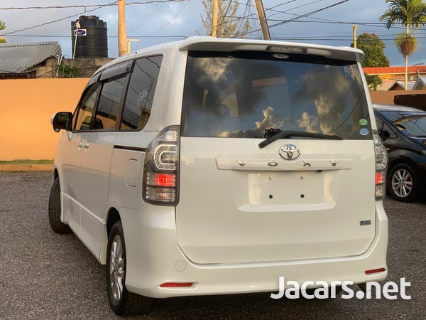 Toyota Voxy 2,0L 2012-8
