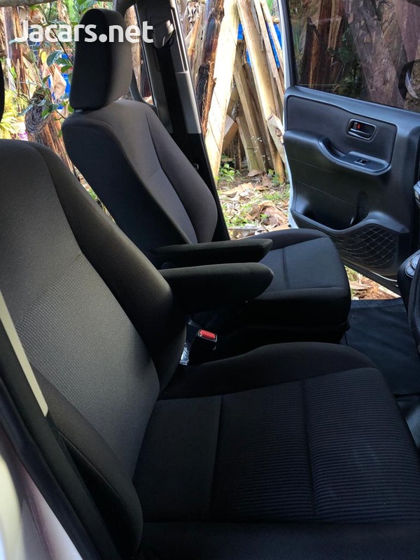 Toyota Voxy 1,8L 2015-6