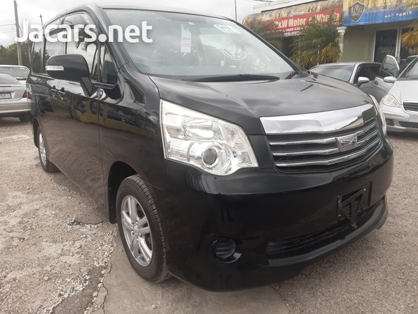 Toyota Noah 2,0L 2012-1