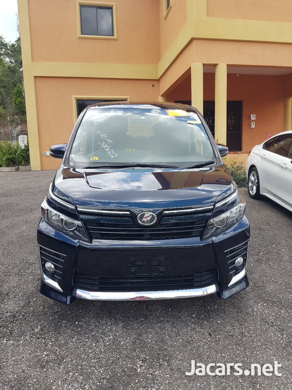 Toyota Voxy 2,0L 2014-1