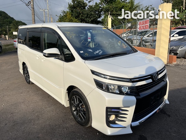 Toyota Voxy 2,0L 2015-4