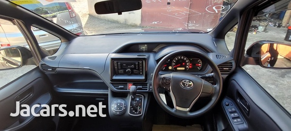 Toyota Voxy 2,0L 2015-11