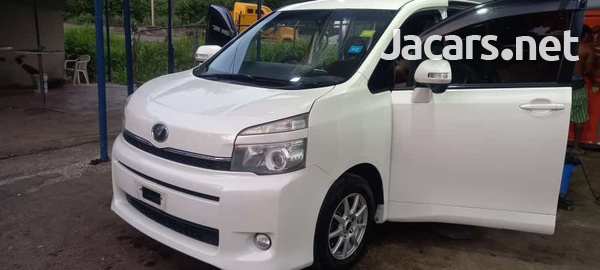 Toyota Voxy 2012-12