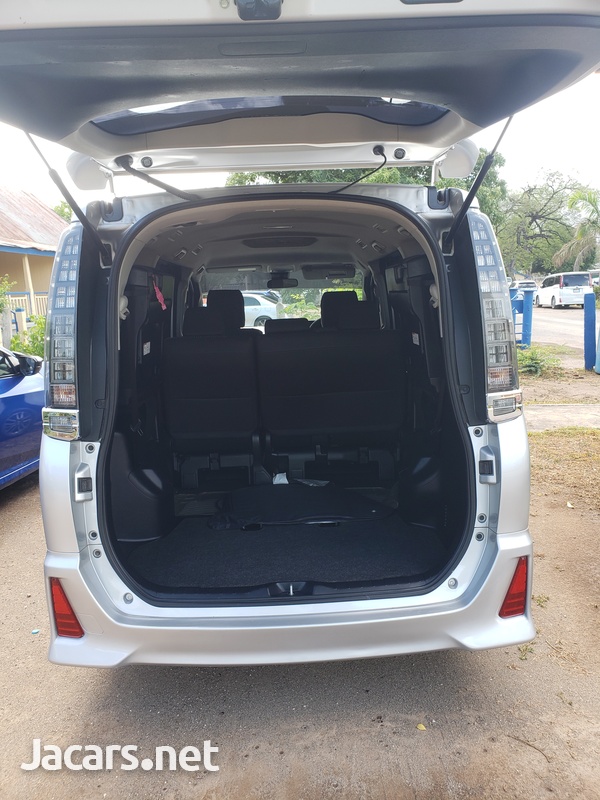 Toyota Voxy 2,0L 2016-9