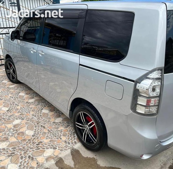 Toyota Voxy 1,9L 2012-4