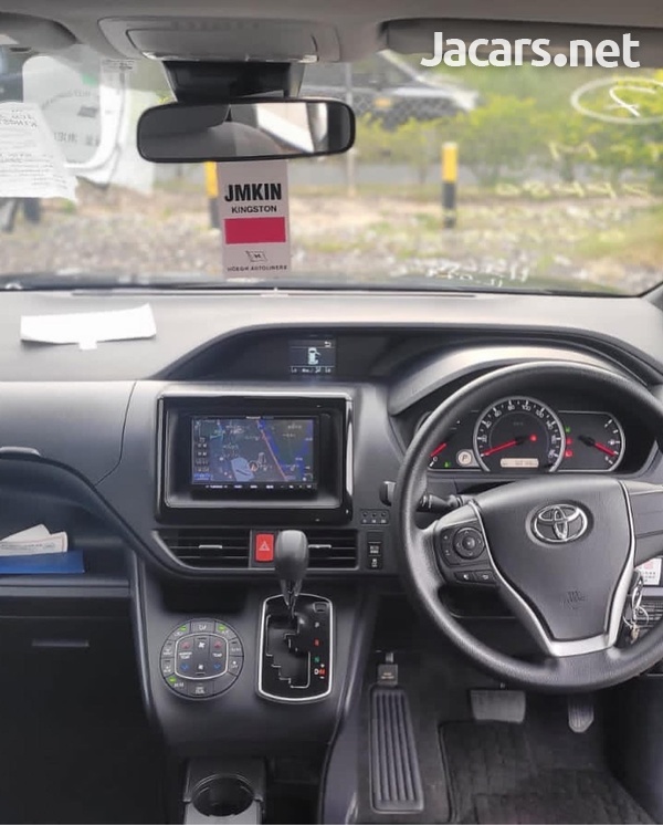 Toyota Voxy 2,0L 2016-7