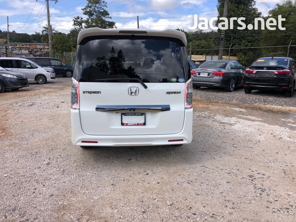 Honda Stepwgn Spada 2,0L 2013-5