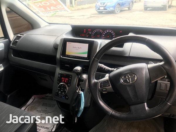 Toyota Voxy 2,0L 2012-8