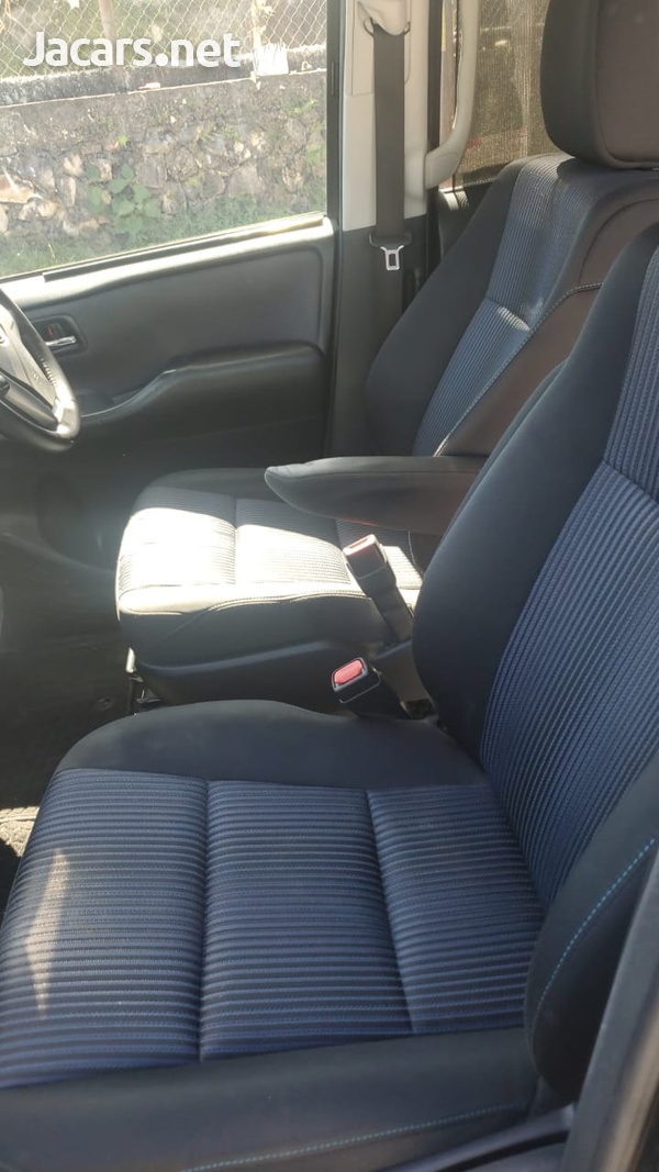 Toyota Voxy 2,0L 2014-4