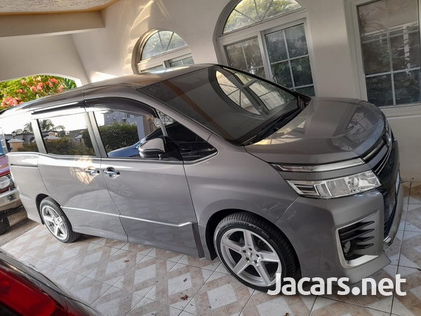 Toyota Voxy 2,0L 2015-1