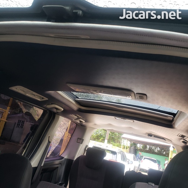 Toyota Voxy 2,0L 2010-4