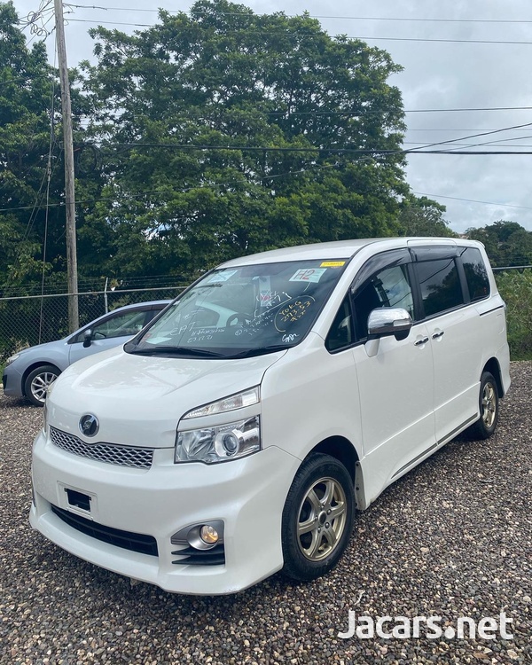 Toyota Voxy 2,0L 2012-1