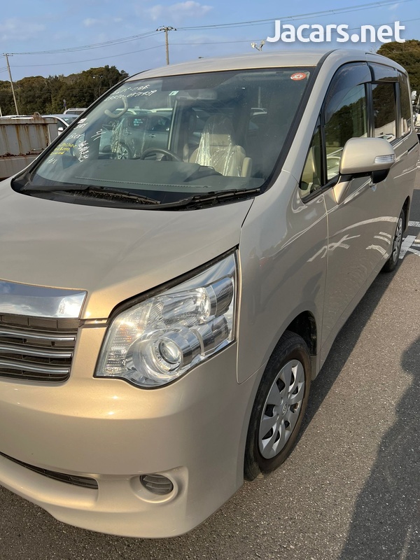 Toyota Noah 2,0L 2013-1